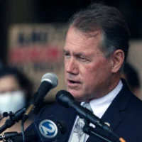 Le député américain Ed Case, représentant l'État d'Hawaï, prenant la parole lors d'un rassemblement, à Honolulu, le 11 février 2022. (Crédit : Caleb Jones/AP)