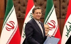 Abdolnasser Hemmati, alors ministre iranien des Finances, devant le président Massoud Pezeshkian au palais du gouvernement irakien, à Bagdad, en Irak, le 11 septembre 2024. (Crédit : Ahmed Jalil/AP)