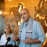 Les organisateurs du mouvement Uncommitted, Abbas Alawieh (à droite) et Lexis Zeidan, s'adressent aux médias le 6 novembre 2024 à Dearborn, dans le Michigan. (AP Photo/David Goldman)