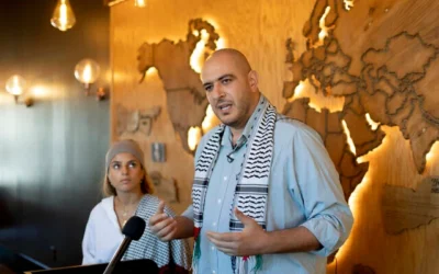 Les organisateurs du mouvement Uncommitted, Abbas Alawieh (à droite) et Lexis Zeidan, s'adressent aux médias le 6 novembre 2024 à Dearborn, dans le Michigan. (AP Photo/David Goldman)