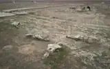 Des avions de l’armée de l’air syrienne hors service visibles à l’aéroport militaire d’Abu al-Duhur, après la prise de contrôle de la zone par les combattants de l’opposition syrienne, à l’est d’Idlib, le 7 décembre 2024. (Crédit : Omar Albam/AP)
