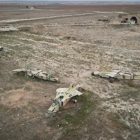 Des avions de l’armée de l’air syrienne hors service sont visibles à l’aéroport militaire d’Abu al-Duhur, après la prise de contrôle de la zone par les combattants de l’opposition syrienne, à l’est d’Idlib, le 7 décembre 2024. (Crédit : Omar Albam/AP)