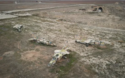 Des avions de l’armée de l’air syrienne hors service sont visibles à l’aéroport militaire d’Abu al-Duhur, après la prise de contrôle de la zone par les combattants de l’opposition syrienne, à l’est d’Idlib, le 7 décembre 2024. (Crédit : Omar Albam/AP)