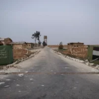 Un poste de contrôle abandonné de l’armée syrienne près de l’aérodrome militaire d’Abu al-Duhur, après la prise de contrôle de la zone par les combattants de l’opposition syrienne, à l’est d’Idlib, le 7 décembre 2024. (Crédit : Omar Albam/AP)