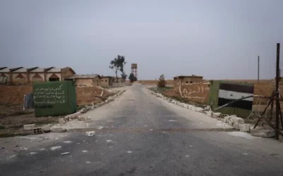 Un poste de contrôle abandonné de l’armée syrienne près de l’aérodrome militaire d’Abu al-Duhur, après la prise de contrôle de la zone par les combattants de l’opposition syrienne, à l’est d’Idlib, le 7 décembre 2024. (Crédit : Omar Albam/AP)