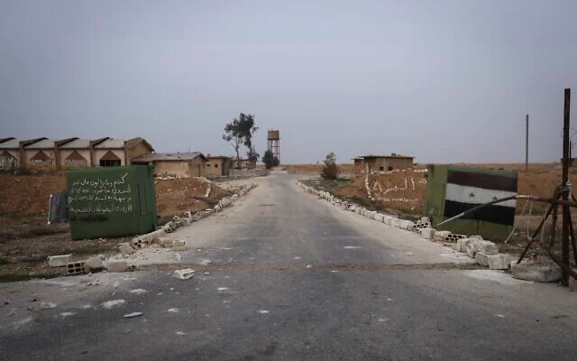 Un point de contrôle de l'armée syrienne abandonné, près de l'aéroport militaire d'Abou Douhour, à l'est d'Idleb, après que des combattants de l'opposition syrienne ont pris le contrôle de la zone le 7 décembre 2024. (AP/Omar Albam)