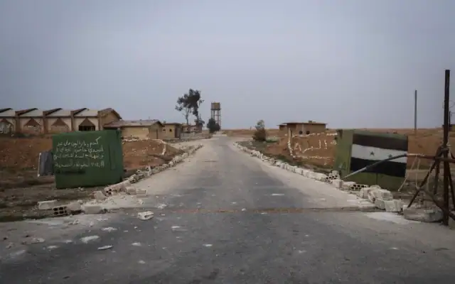 Un poste de contrôle de l’armée syrienne, abandonné, près de l’aéroport militaire d’Abu al-Duhur, à l’est d’Idlib, après que des combattants de l’opposition syrienne ont pris le contrôle de la zone le 7 décembre 2024. (Crédit: AP/Omar Albam)