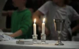 Image d'illustration : Des fidèles de la synagogue et centre juif de Pasadena, vieux de 104 ans et détruit lors de l'incendie Eaton, se rassemblent pour le dîner du Shabbat en l'Église méthodiste unie de Pasadena, en Californie, le 4 avril 2025. (Photo AP/Damian Dovarganes)