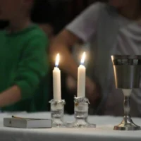 Image d'illustration : Des fidèles de la synagogue et centre juif de Pasadena, vieux de 104 ans et détruit lors de l'incendie Eaton, se rassemblent pour le dîner du Shabbat en l'Église méthodiste unie de Pasadena, en Californie, le 4 avril 2025. (Photo AP/Damian Dovarganes)