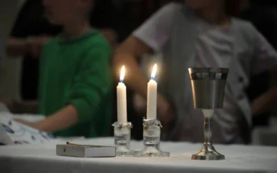 Illustration : Des membres de la synagogue et centre juif de Pasadena, vieux de 104 ans et détruit lors de l'incendie Eaton, se rassemblent pour le dîner du Shabbat en l'Église méthodiste unie de Pasadena, en Californie, le 4 avril 2025. (Crédit : Damian Dovarganes/AP)