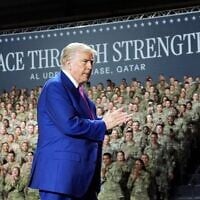 Le président américain Donald Trump saluant la foule en quittant la base aérienne d'Al Udeid, à Doha, au Qatar, après y avoir prononcé un discours, le 15 mai 2025. (Crédit : Alex Brandon/AP Photo)