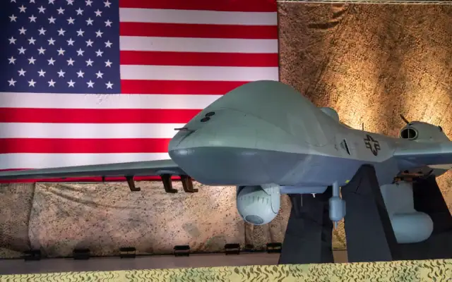 Un drone MQ-9 Reaper est exposé avant le discours du président américain Donald Trump à la base aérienne d’Al Udeid, à Doha, au Qatar, le 15 mai 2025. (Crédit : Alex Brandon/AP)