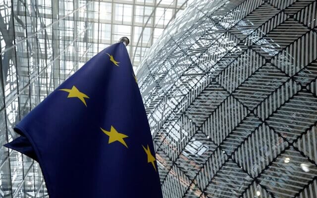 Le drapeau de l'Union européenne flottant dans l'atrium du bâtiment du Conseil de l'Europe, à Bruxelles, le 17 juin 2024. (Crédit : Omar Havana/AP)