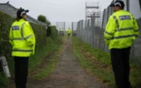 Des policiers en faction sur le parcours de golf de Trump Turnberry à Turnberry, en Écosse, le 25 juillet 2025, avant la venue du président américain Donald Trump. (Photo AP/Alastair Grant)