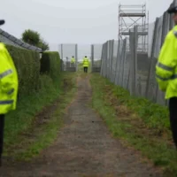 Des policiers en faction sur le parcours de golf de Trump Turnberry à Turnberry, en Écosse, le 25 juillet 2025, avant la venue du président américain Donald Trump. (Photo AP/Alastair Grant)