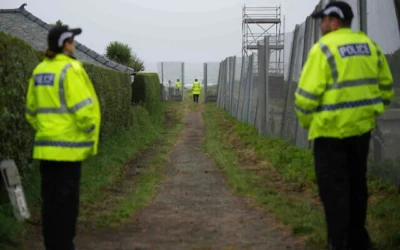 Des policiers en faction sur le parcours de golf de Trump Turnberry à Turnberry, en Écosse, le 25 juillet 2025, avant la venue du président américain Donald Trump. (Photo AP/Alastair Grant) Des policiers en faction sur le parcours de golf de Trump Turnberry à Turnberry, en Écosse, le 25 juillet 2025, avant la venue du président américain Donald Trump. (Photo AP/Alastair Grant)
