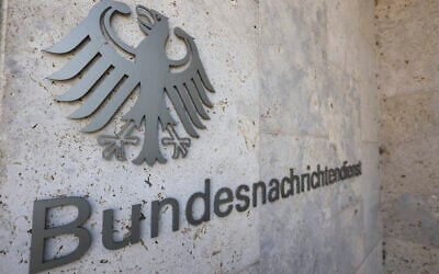 Une plaque apposée sur le siège du Bundesnachrichtendienst (BND), le service fédéral de renseignement allemand, à Berlin, en Allemagne, le jeudi 11 septembre 2025. (Crédit : Liesa Johannssen/Pool Photo via AP)