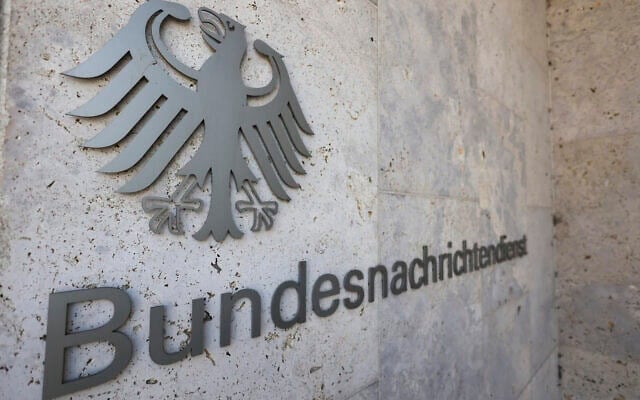Une plaque apposée sur le siège du Bundesnachrichtendienst (BND), le service fédéral de renseignement allemand, à Berlin, en Allemagne, le jeudi 11 septembre 2025. (Crédit : Liesa Johannssen/Pool Photo via AP) Une plaque apposée sur le siège du Bundesnachrichtendienst (BND), le service fédéral de renseignement allemand, à Berlin, en Allemagne, le jeudi 11 septembre 2025. (Crédit : Liesa Johannssen/Pool Photo via AP)