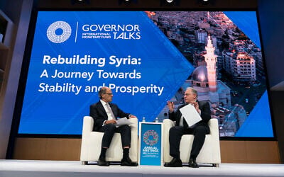 Le ministre syrien des Finances, Mohammed Yisr Barnieh (à droite), et le directeur du département Moyen-Orient et Asie centrale du FMI, le Dr Jihad Azour, prennent la parole lors de la conférence « Governors’ Talks » dans le cadre des assemblées annuelles de la Banque mondiale et du FMI, au siège du Fonds monétaire international (FMI) à Washington, le mercredi 15 octobre 2025. (Crédit : AP Photo/Jose Luis Magana) Le ministre syrien des Finances, Mohammed Yisr Barnieh (à droite), et le directeur du département Moyen-Orient et Asie centrale du FMI, le Dr Jihad Azour, prennent la parole lors de la conférence « Governors’ Talks » dans le cadre des assemblées annuelles de la Banque mondiale et du FMI, au siège du Fonds monétaire international (FMI) à Washington, le mercredi 15 octobre 2025. (Crédit : AP Photo/Jose Luis Magana)