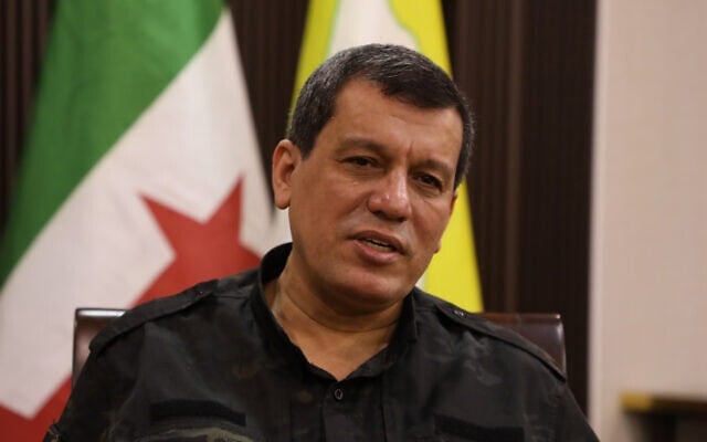 Mazloum Abdi, commandant des Forces démocratiques syriennes (FDS), coalition dominée par les Kurdes et soutenue par les États-Unis, s'exprime lors d'un entretien avec l'Associated Press, à Hassaké, dans le nord-est de la Syrie, le jeudi 16 octobre 2025. (Crédit : AP/Hogir Al Abdo)