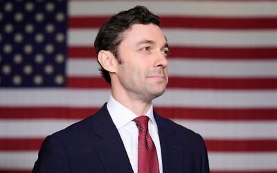Le sénateur Jon Ossoff lors d'un événement organisé à la base aérienne de réserve de Dobbins, à Marietta, en Géorgie, le 26 avril 2025. (Crédit : Brynn Anderson/AP Photo) Le sénateur Jon Ossoff lors d'un événement organisé à la base aérienne de réserve de Dobbins, à Marietta, en Géorgie, le 26 avril 2025. (Crédit : Brynn Anderson/AP Photo)
