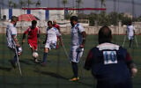 Des Gazaouis, dont certains ont été blessés lors de conflits précédents et d'autres dans la guerre actuelle entre Israël et le Hamas, participant à un tournoi de football pour amputés, à Deir al-Balah, dans le centre de la bande de Gaza, le 17 novembre 2025. (Crédit : Jehad Alshrafi/AP)