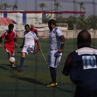 Des Gazaouis, dont certains ont été blessés lors de conflits précédents et d'autres dans la guerre actuelle entre Israël et le Hamas, participant à un tournoi de football pour amputés, à Deir al-Balah, dans le centre de la bande de Gaza, le 17 novembre 2025. (Crédit : Jehad Alshrafi/AP)