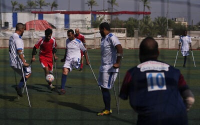 Des Palestiniens, dont certains ont été blessés lors de conflits précédents et d'autres dans la guerre actuelle entre Israël et le Hamas, participent à un tournoi de football pour amputés, à Deir al-Balah, dans le centre de la bande de Gaza, le lundi 17 novembre 2025. (Crédit : AP/Jehad Alshrafi)