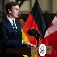 Jared Kushner s'exprimant lors d'une conférence de presse à l'issue d'un briefing militaire avec le vice-président américain JD Vance au Centre de coordination civilo-militaire de Kiryat Gat, le 21 octobre 2025. (Crédit : Nathan Howard/New York Times via AP, Pool, archive)