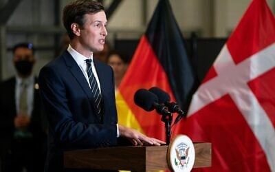 Jared Kushner s'exprimant lors d'une conférence de presse à l'issue d'un briefing militaire avec le vice-président américain JD Vance au Centre de coordination civilo-militaire de Kiryat Gat, le 21 octobre 2025. (Crédit : Nathan Howard/New York Times via AP, Pool, archive)