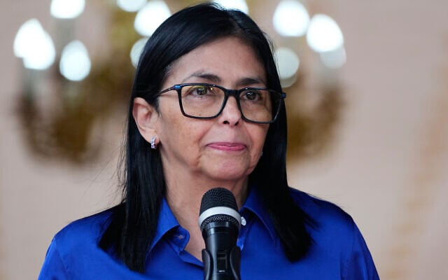 La présidente par intérim du Venezuela, Delcy Rodriguez, s'adresse à la presse au palais présidentiel de Miraflores à Caracas, au Venezuela, le mercredi 14 janvier 2026. (Crédit : AP/Ariana Cubillos)