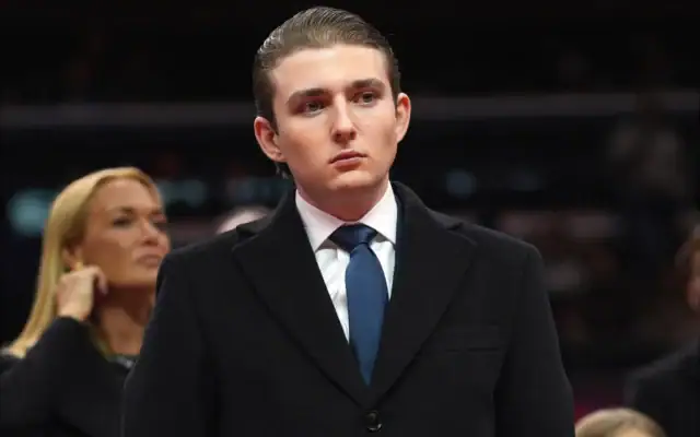 Barron Trump observant son père, le président américain Donald Trump, alors qu’il assiste à un défilé présidentiel organisé en salle à la Capital One Arena, à Washington, le 20 janvier 2025. (Crédit : Evan Vucci/AP Photo)