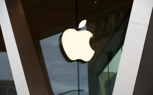 Le logo Apple orne la façade de l’Apple Store du centre-ville de Brooklyn, le 14 mars 2020, à New York. Illustration (Crédit : Kathy Willens/AP)