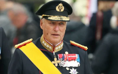 Le roi Harald V de Norvège quitte la cathédrale Notre-Dame après avoir assisté aux funérailles du grand-duc Jean de Luxembourg, au Luxembourg, le 4 mai 2019. (Crédit: AP/Francisco Seco)