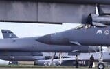 Des bombardiers américains B-1 Lancer se préparant au décollage alors qu’ils sont stationnés sur l’aire de trafic de la base de la RAF à Fairford, en Angleterre, le 26 mars 2026. (Crédit : Alastair Grant/AP)