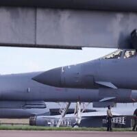 Des bombardiers américains B-1 Lancer se préparant au décollage alors qu’ils sont stationnés sur l’aire de trafic de la base de la RAF à Fairford, en Angleterre, le 26 mars 2026. (Crédit : Alastair Grant/AP)
