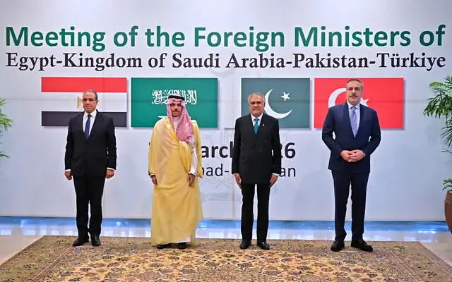 De gauche à droite, le ministre égyptien des Affaires étrangères, Badr Abdelatty, le ministre saoudien des Affaires étrangères, le prince Faisal ben Farhan Al Saud, le ministre pakistanais des Affaires étrangères, Ishaq Dar, et le ministre turc des Affaires étrangères, Hakan Fidan, posant pour une photo avant leur réunion consacrée à la guerre en Iran, à Islamabad, au Pakistan, le 29 mars 2026. (Ministère pakistanais des Affaires étrangères via AP)
