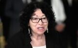 Sonia Sotomayor, juge à la Cour suprême des États-Unis, prenant la parole lors d'une cérémonie en l'honneur de Sandra Day O’Connor, ancienne juge à la Cour suprême, dans le Grand Hall de la Cour suprême, à Washington, le 18 décembre 2023. (Crédit : Jacquelyn Martin/AP)