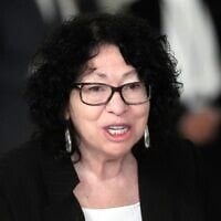 Sonia Sotomayor, juge à la Cour suprême des États-Unis, prenant la parole lors d'une cérémonie en l'honneur de Sandra Day O’Connor, ancienne juge à la Cour suprême, dans le Grand Hall de la Cour suprême, à Washington, le 18 décembre 2023. (Crédit : Jacquelyn Martin/AP)