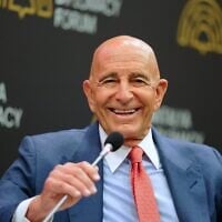 Tom Barrack, ambassadeur des États-Unis en Turquie et envoyé spécial en Syrie, intervenant lors d'une table ronde dans le cadre du Forum diplomatique d'Antalya, à Antalya, dans le sud de la Turquie, le 17 avril 2026. (Crédit : Riza Ozel/AP Photo)