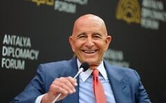 Tom Barrack, ambassadeur des États-Unis en Turquie et envoyé spécial en Syrie, intervient lors d'une table ronde dans le cadre du Forum diplomatique d'Antalya, à Antalya, dans le sud de la Turquie, le 17 avril 2026. (Crédit : AP Photo/Riza Ozel)