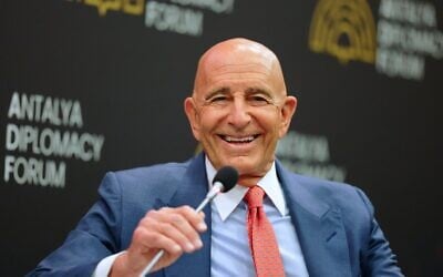 Tom Barrack, ambassadeur des États-Unis en Turquie et envoyé spécial en Syrie, intervenant lors d'une table ronde dans le cadre du Forum diplomatique d'Antalya, à Antalya, dans le sud de la Turquie, le 17 avril 2026. (Crédit : Riza Ozel/AP Photo)