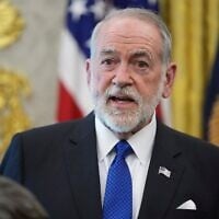 L'ambassadeur américain en Israël, Mike Huckabee, prend la parole lors d'une réunion entre les ambassadeurs d'Israël et du Liban dans le Bureau ovale de la Maison Blanche, le 23 avril 2026, à Washington. (Crédit : AP Photo/Mark Schiefelbein)