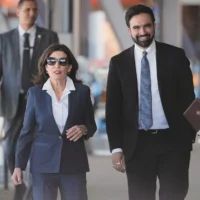 La gouverneure de New York, Kathy Hochul, et le maire de New York, Zohran Mamdani, arrivent à une conférence de presse dans l’arrondissement de Staten Island, à New York, le 27 avril 2026. (Crédit: AP/Seth Wenig)