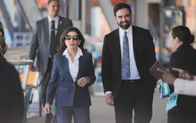 La gouverneure de New York, Kathy Hochul, et le maire de New York, Zohran Mamdani, arrivent à une conférence de presse dans l’arrondissement de Staten Island, à New York, le 27 avril 2026. (Crédit: AP/Seth Wenig)