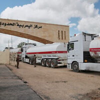 Un convoi de camions-citernes traverse la frontière syrienne au poste-frontière de Rabia-Yarubiyah, à Rabia, dans le nord-ouest de l'Irak, le lundi 4 mai 2026. (Crédit : AP Photo/Farid Abdulwahed)