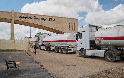 Un convoi de camions-citernes traverse la frontière syrienne au poste-frontière de Rabia-Yarubiyah, à Rabia, dans le nord-ouest de l'Irak, le lundi 4 mai 2026. (Crédit : AP Photo/Farid Abdulwahed) Un convoi de camions-citernes traverse la frontière syrienne au poste-frontière de Rabia-Yarubiyah, à Rabia, dans le nord-ouest de l'Irak, le lundi 4 mai 2026. (Crédit : AP Photo/Farid Abdulwahed)
