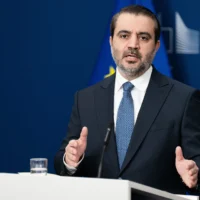 Le ministre syrien des Affaires étrangères, Asaad Hassan Al-Shaibani, s’exprime lors d’une conférence de presse à l’issue de la réunion du Forum de coordination du partenariat avec la Syrie à Bruxelles, le 11 mai 2026. (Crédit: AP/Marius Brugelman)