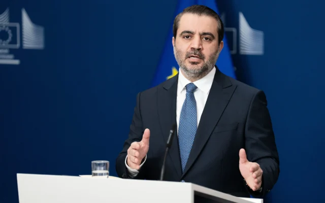 Le ministre syrien des Affaires étrangères, Asaad Hassan Al-Shaibani, s’exprime lors d’une conférence de presse à l’issue de la réunion du Forum de coordination du partenariat avec la Syrie à Bruxelles, le 11 mai 2026. (Crédit: AP/Marius Brugelman)