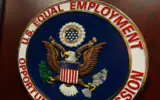 L’emblème de la Commission américaine pour l’égalité des chances en matière d’emploi (EEOC) figure sur un pupitre, à Denver, dans le Colorado, le 16 février 2016. (Crédit : David Zalubowski/AP)